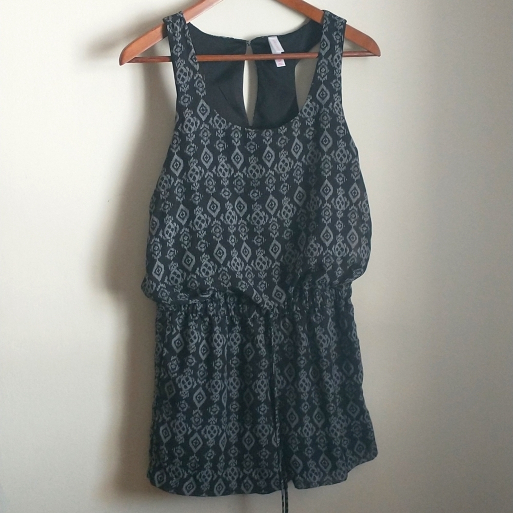 XHILARATION like new geometric printed romper size small - fully lined